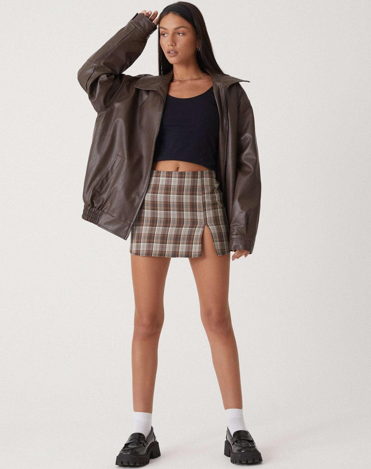 Alejandra / Chaqueta de cuero sintético para mujer con cuello camisero, manga larga y corte oversize relajado