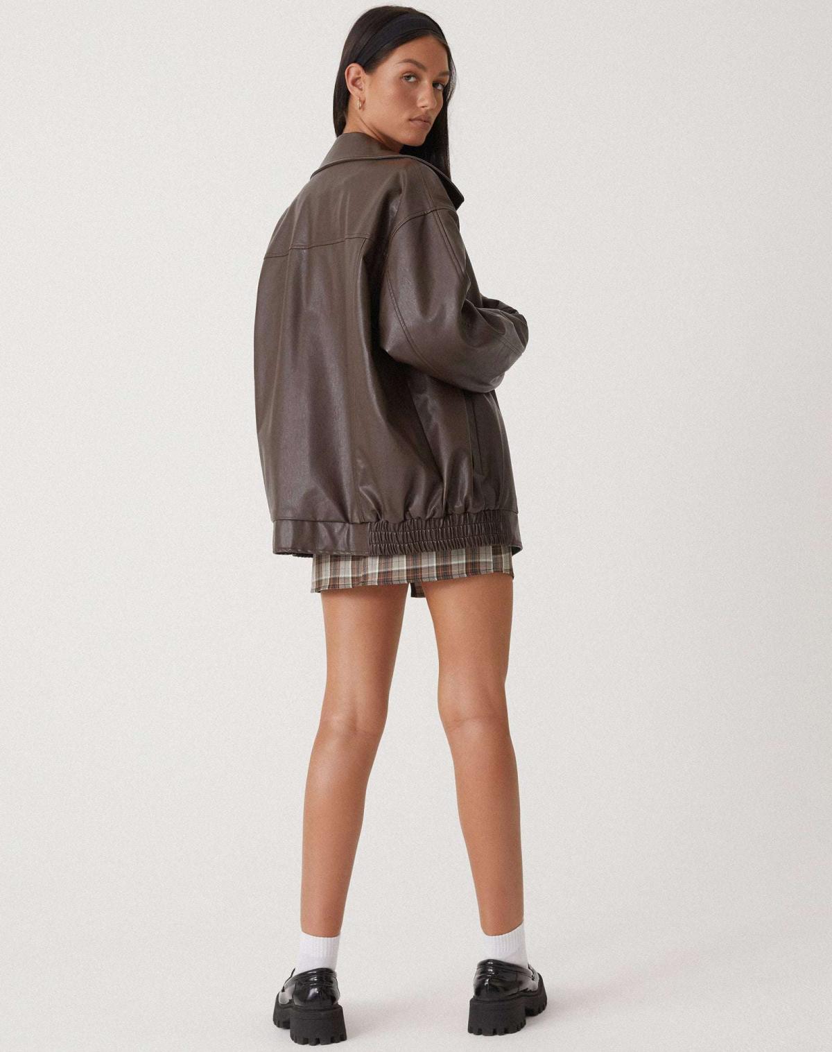 Alejandra / Chaqueta de cuero sintético para mujer con cuello camisero, manga larga y corte oversize relajado