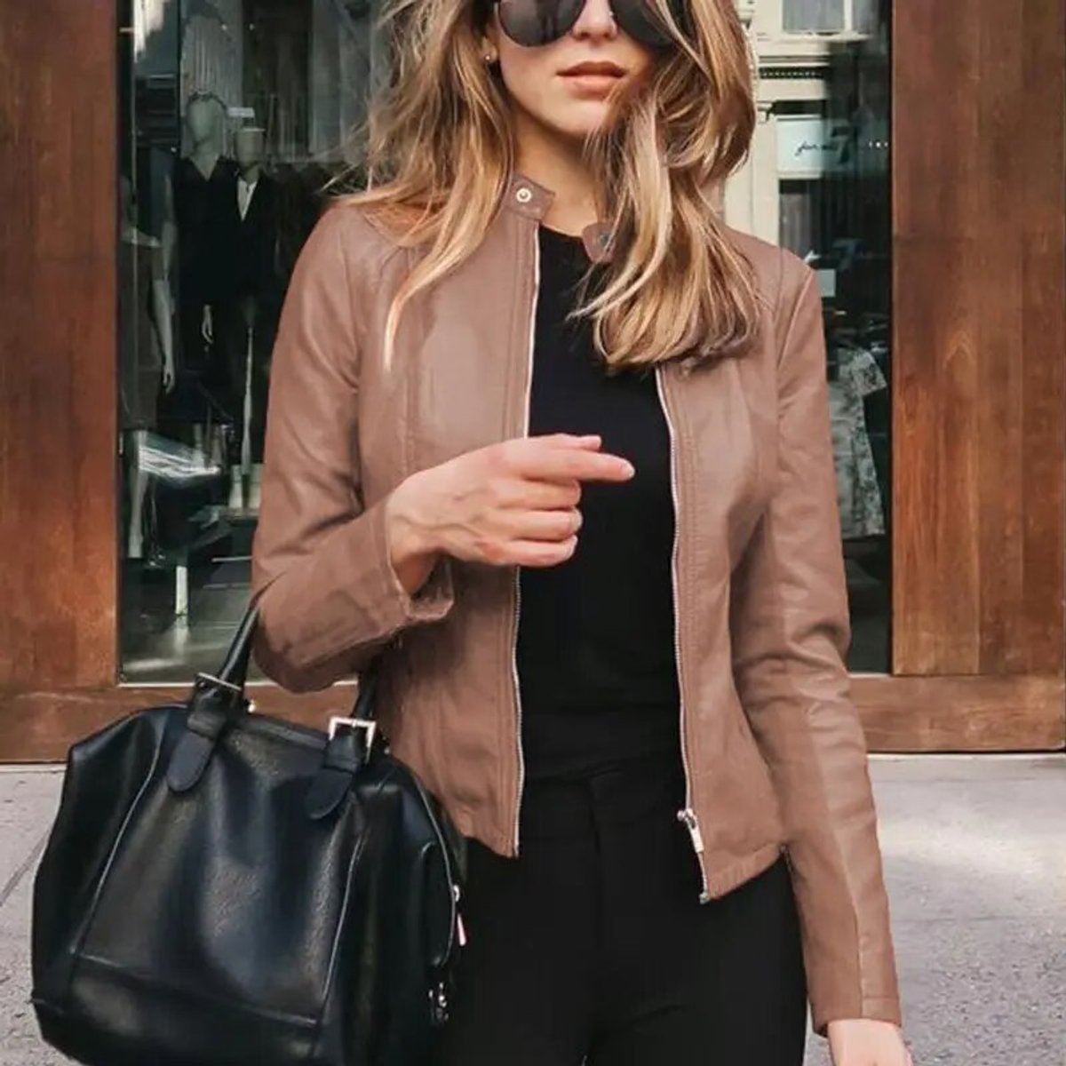 Luany / Elegante chaqueta de cuero sintético para mujer con cuello mao, cierre de cremallera y corte entallado estilo motero