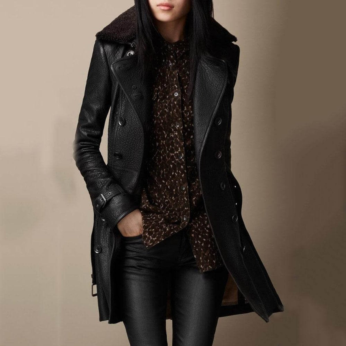 Mariola / Elegante chaqueta de cuero negra para mujer con cuello de borreguito, manga larga, cierre cruzado y puños con cinturón